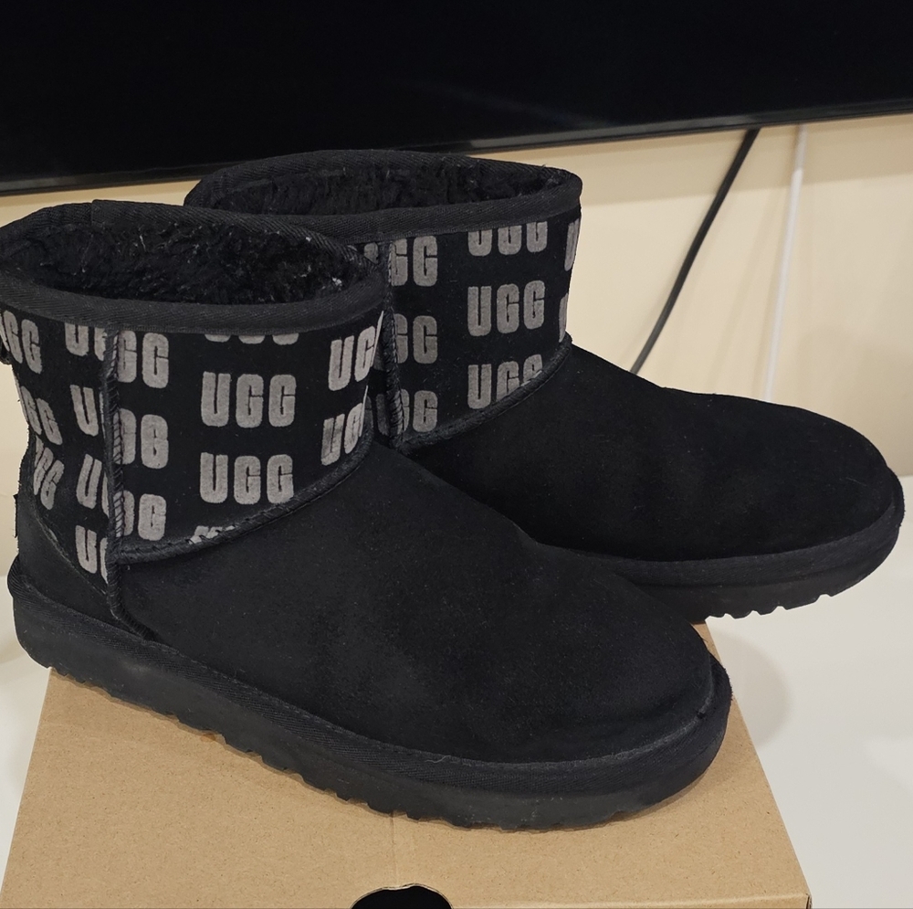 Women UGG like new size 6 EU 37